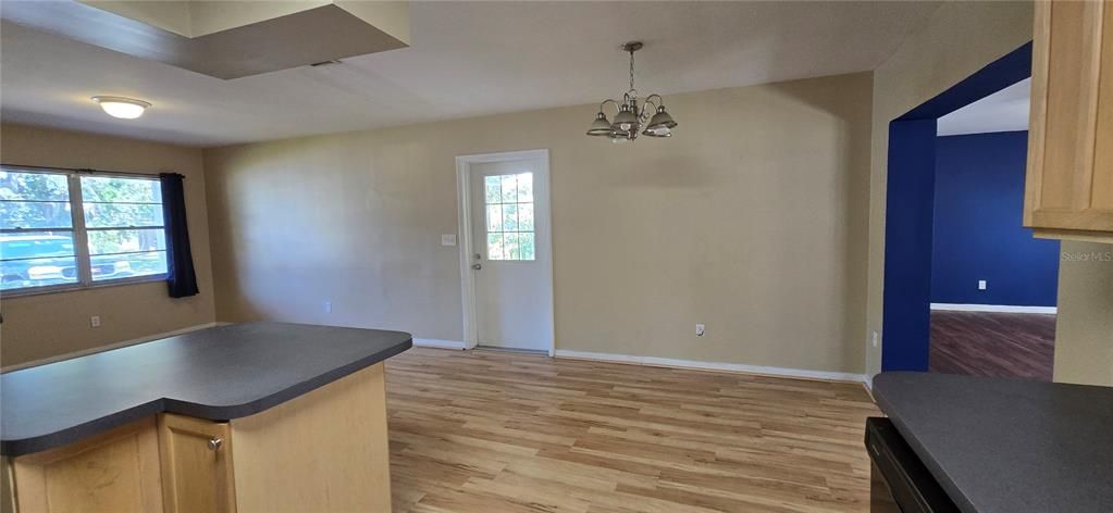 For Rent: $1,995 (3 beds, 2 baths, 1555 Square Feet)