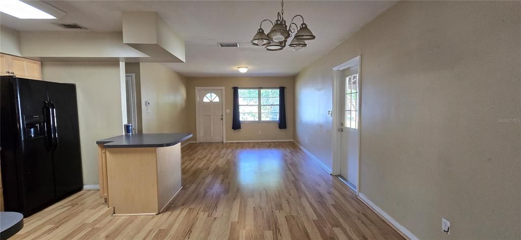 For Rent: $1,995 (3 beds, 2 baths, 1555 Square Feet)