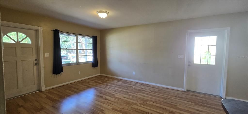 For Rent: $1,995 (3 beds, 2 baths, 1555 Square Feet)