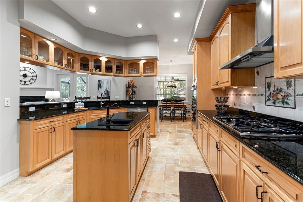 Kitchen and Breakfast Bar