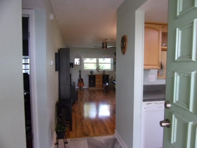 For Sale: $169,900 (1 beds, 1 baths, 690 Square Feet)