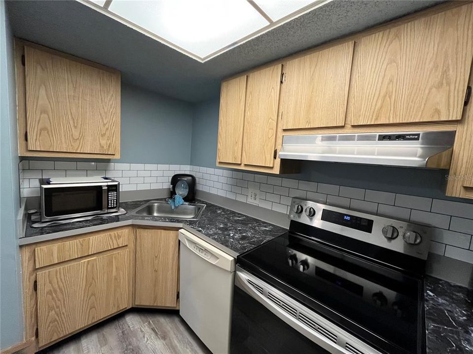 For Sale: $129,000 (1 beds, 1 baths, 689 Square Feet)