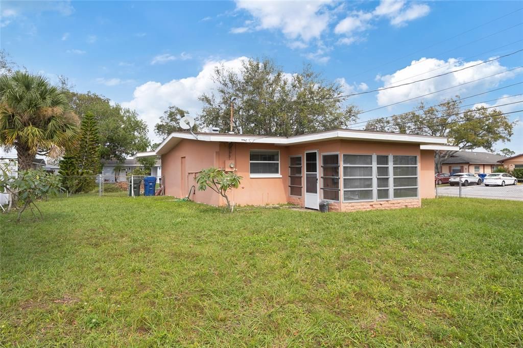 For Sale: $299,000 (2 beds, 1 baths, 893 Square Feet)