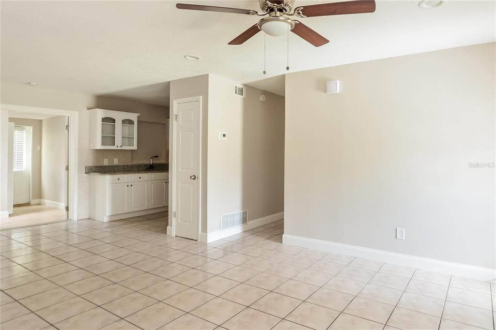 For Rent: $2,445 (5 beds, 2 baths, 1315 Square Feet)