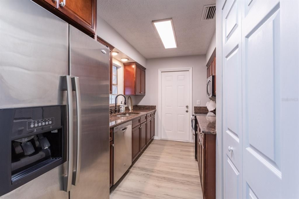 Stainless steel appliances & granite countertops