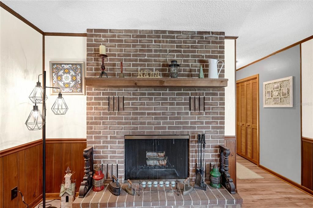 WOOD-BURNING FIREPLACE IN GREAT ROOM