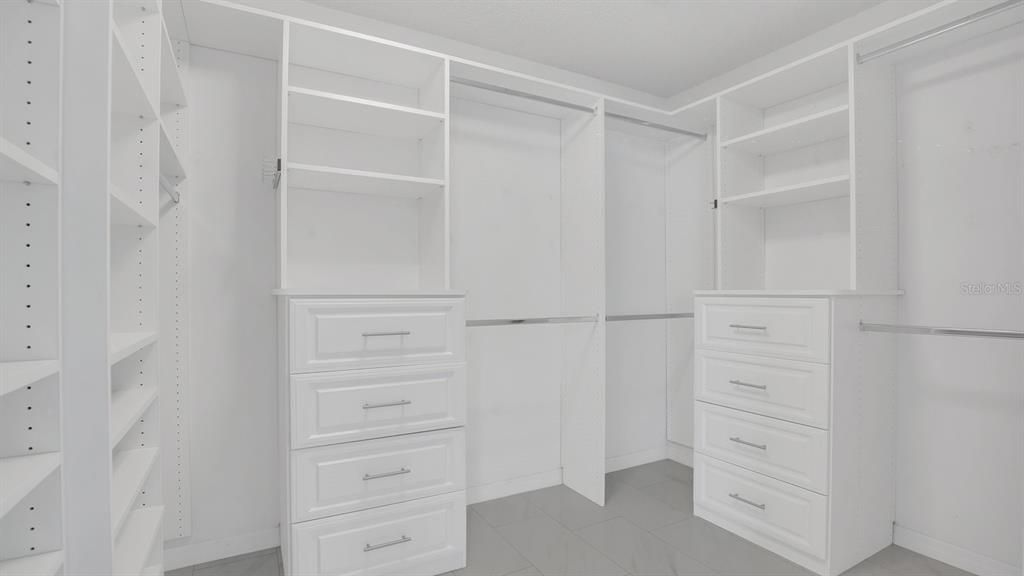 Formal walk in closet - NEW