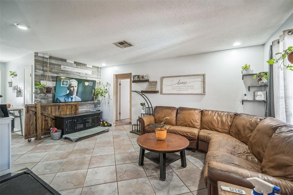 For Sale: $389,900 (2 beds, 2 baths, 1192 Square Feet)