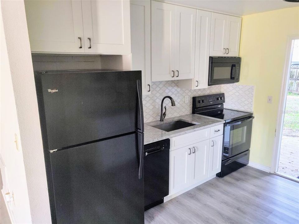 For Sale: $137,900 (1 beds, 1 baths, 640 Square Feet)