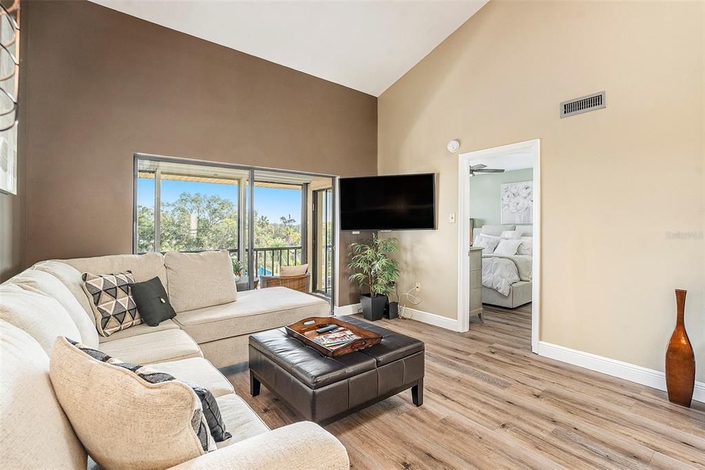 For Sale: $334,800 (2 beds, 2 baths, 1025 Square Feet)