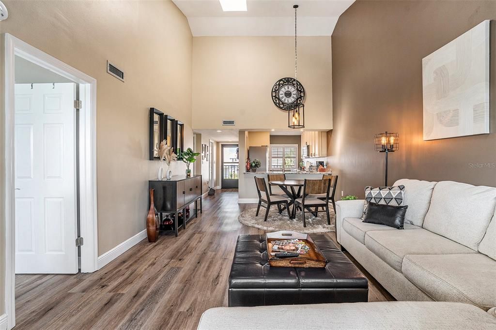 For Sale: $334,800 (2 beds, 2 baths, 1025 Square Feet)