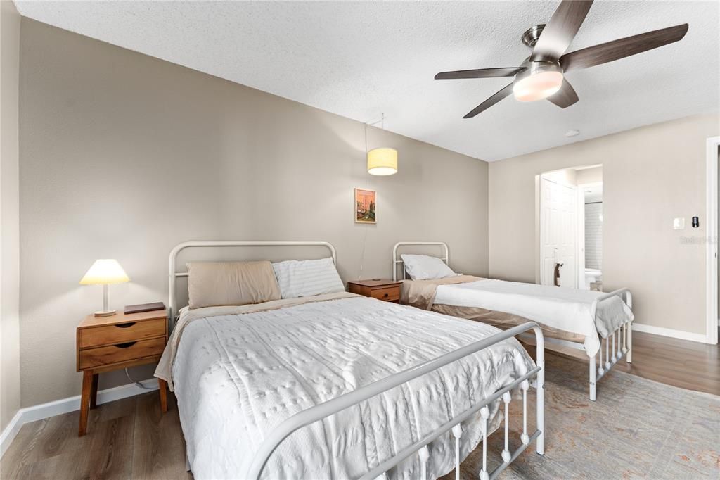 Active With Contract: $225,000 (1 beds, 1 baths, 865 Square Feet)