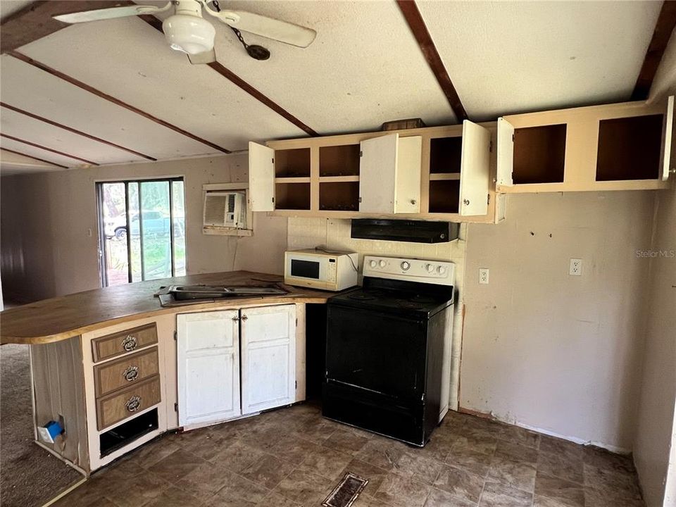 For Sale: $60,000 (2 beds, 1 baths, 928 Square Feet)