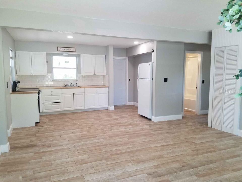 For Rent: $1,950 (2 beds, 1 baths, 792 Square Feet)