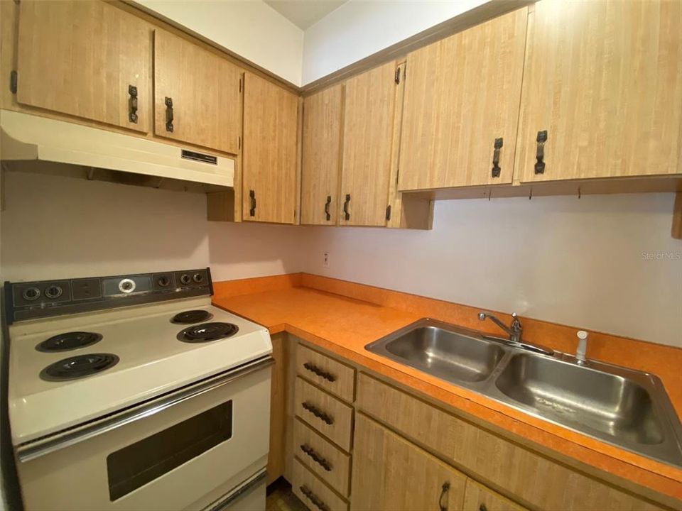 For Rent: $1,250 (1 beds, 1 baths, 715 Square Feet)