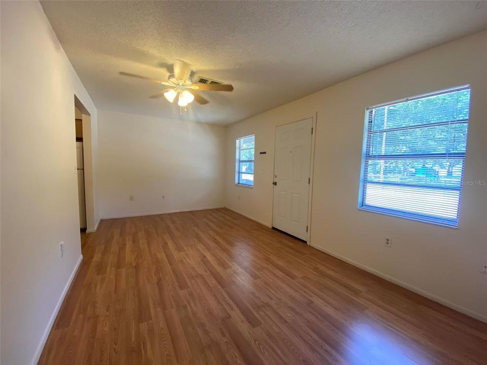 For Rent: $1,250 (1 beds, 1 baths, 715 Square Feet)