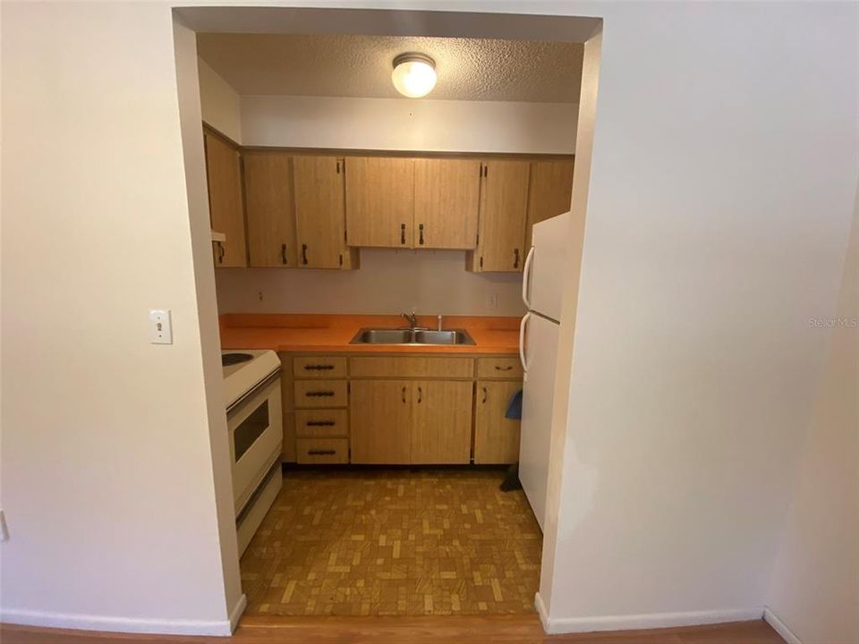 For Rent: $1,250 (1 beds, 1 baths, 715 Square Feet)