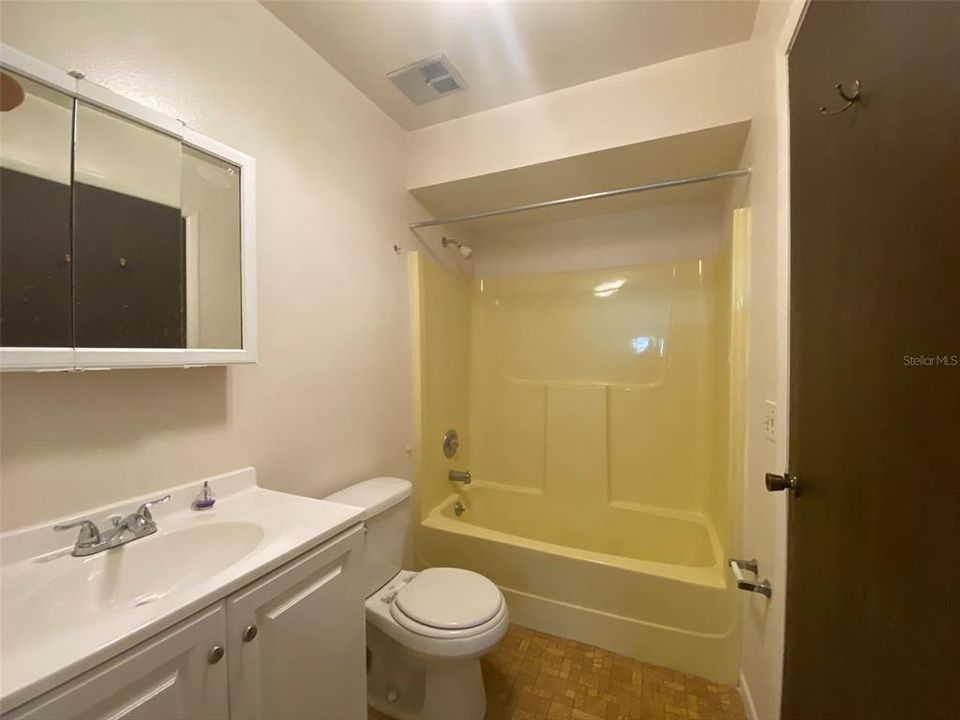 For Rent: $1,250 (1 beds, 1 baths, 715 Square Feet)