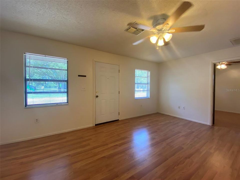 For Rent: $1,250 (1 beds, 1 baths, 715 Square Feet)