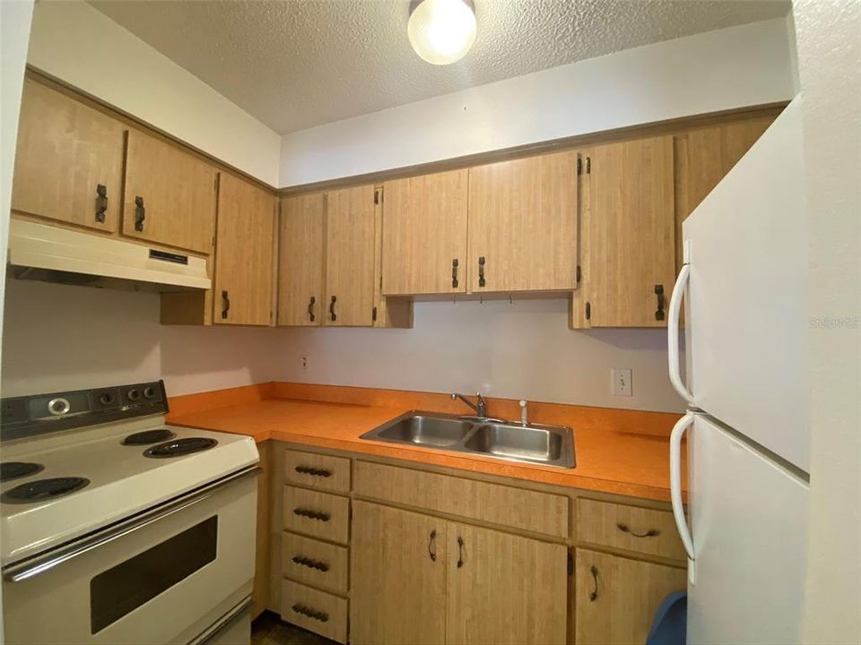 For Rent: $1,250 (1 beds, 1 baths, 715 Square Feet)