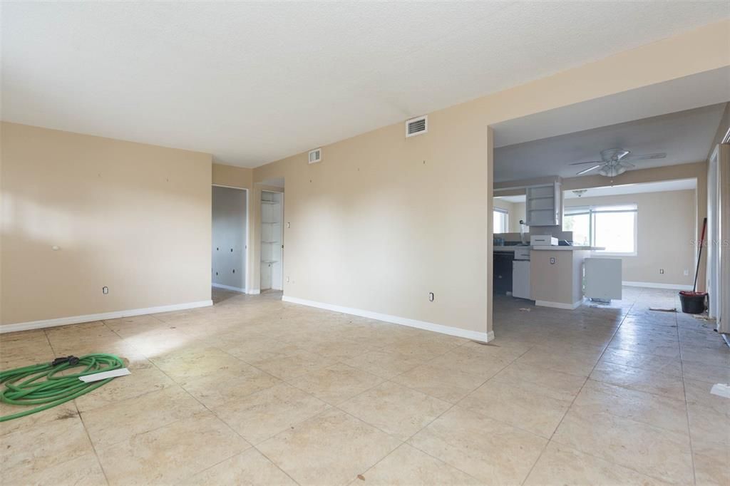 For Sale: $195,000 (2 beds, 2 baths, 1050 Square Feet)