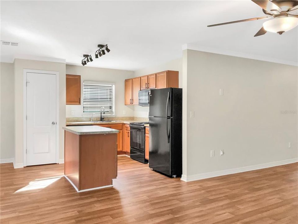 For Sale: $305,000 (3 beds, 2 baths, 1404 Square Feet)