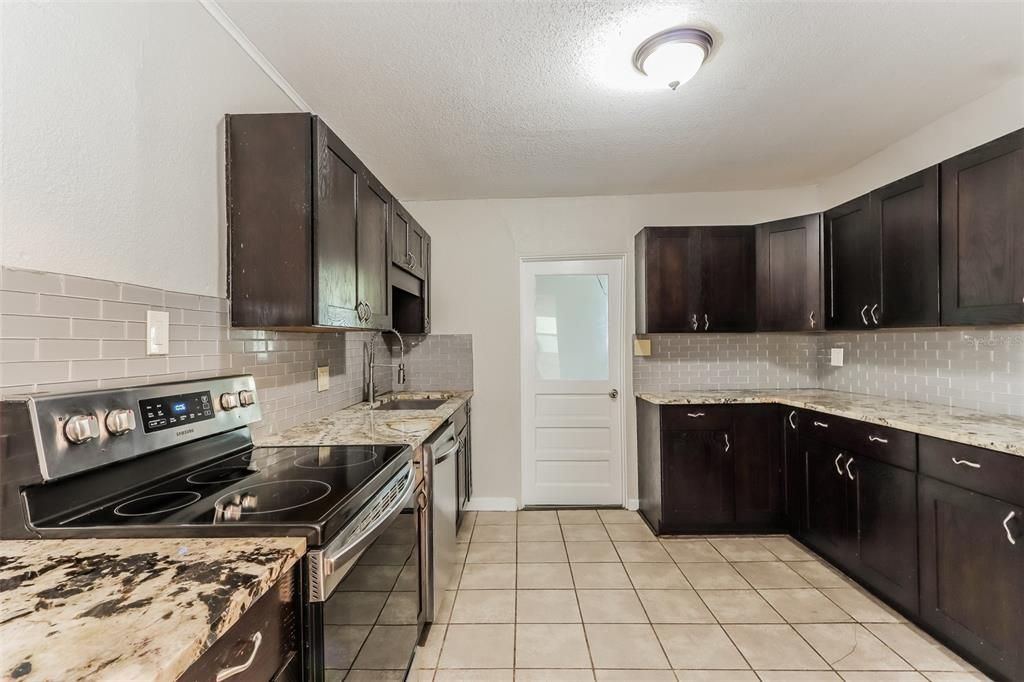 For Sale: $179,000 (3 beds, 1 baths, 1064 Square Feet)