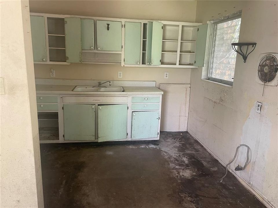 For Sale: $195,500 (2 beds, 1 baths, 789 Square Feet)