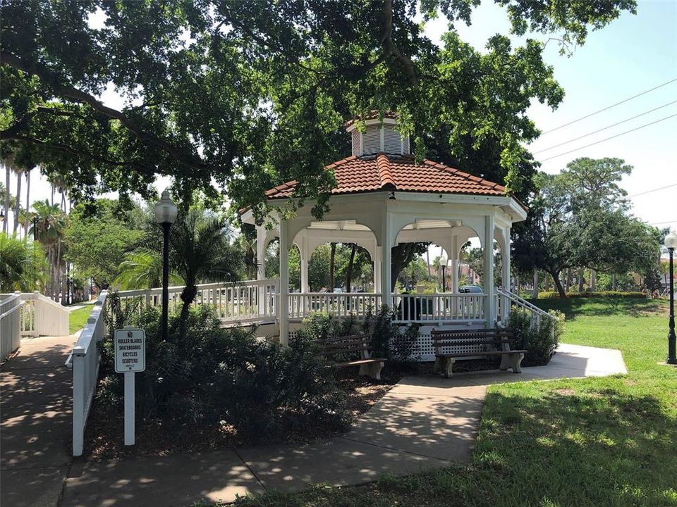 GAZEBO DOWNTOWN VENICE CENTENNIAL PARK