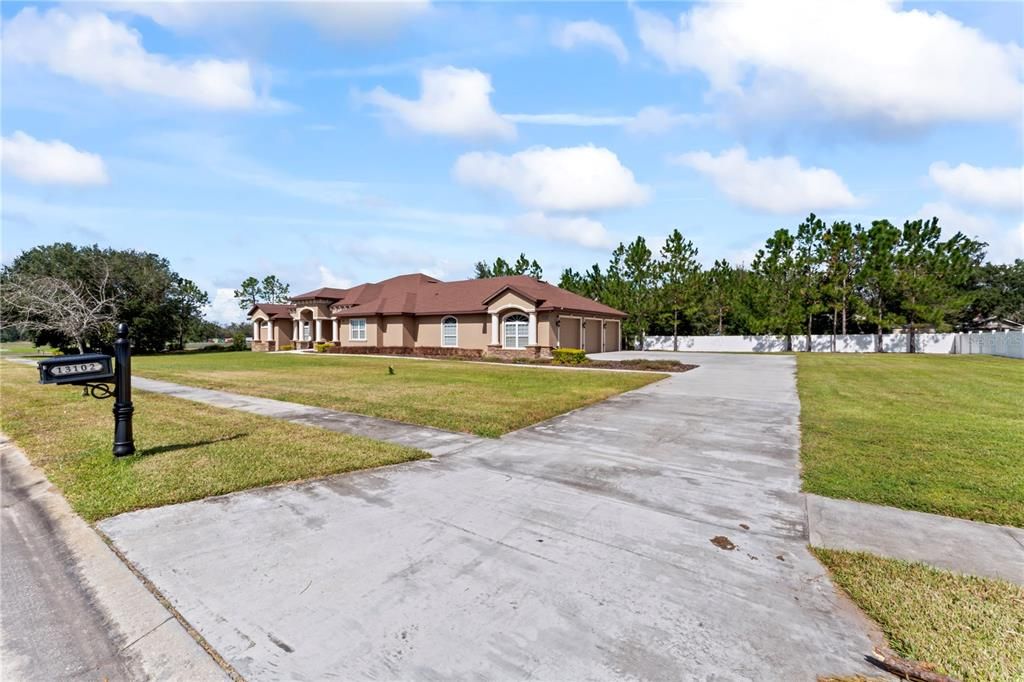 For Sale: $1,050,000 (4 beds, 3 baths, 4676 Square Feet)