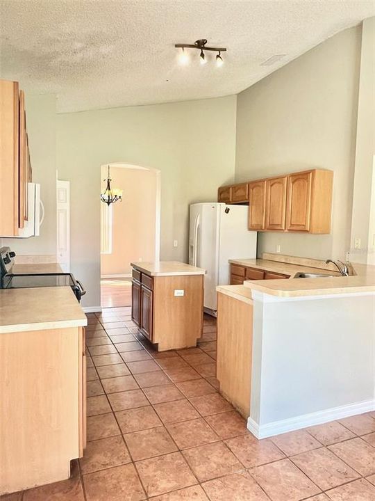 For Rent: $2,195 (4 beds, 2 baths, 2077 Square Feet)