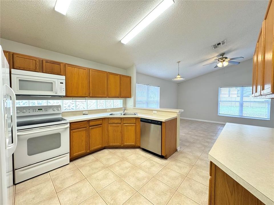 For Rent: $2,299 (3 beds, 2 baths, 1700 Square Feet)