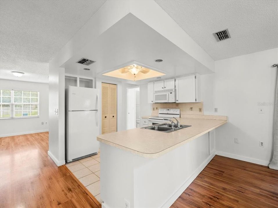 For Sale: $265,500 (2 beds, 2 baths, 1241 Square Feet)