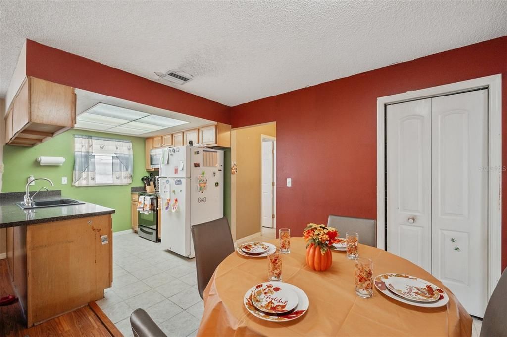 For Sale: $260,550 (2 beds, 2 baths, 1244 Square Feet)