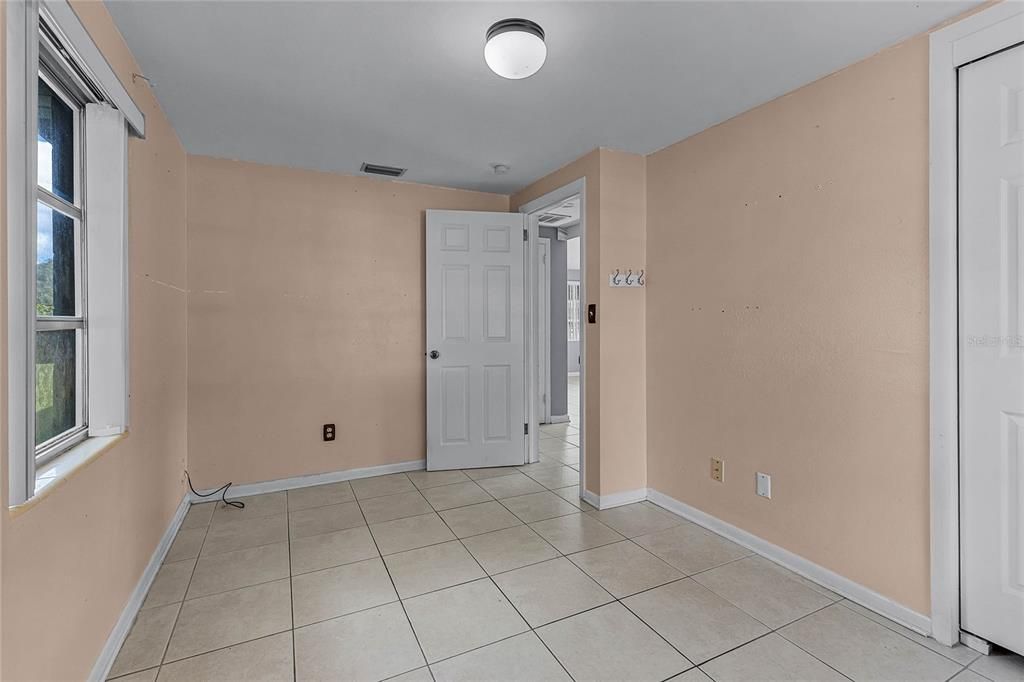 For Sale: $240,000 (2 beds, 1 baths, 882 Square Feet)