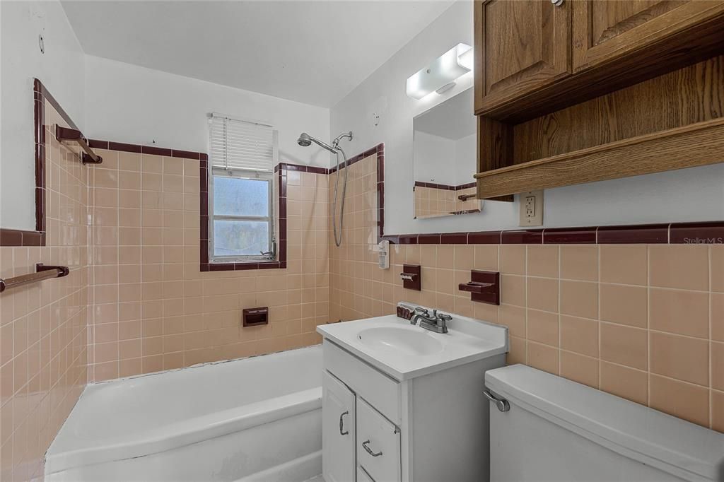 For Sale: $240,000 (2 beds, 1 baths, 882 Square Feet)