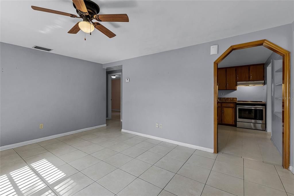 For Sale: $240,000 (2 beds, 1 baths, 882 Square Feet)