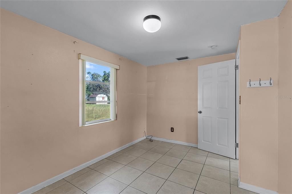 For Sale: $240,000 (2 beds, 1 baths, 882 Square Feet)