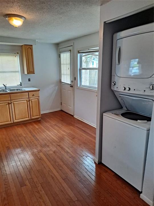 For Rent: $2,200 (2 beds, 1 baths, 840 Square Feet)