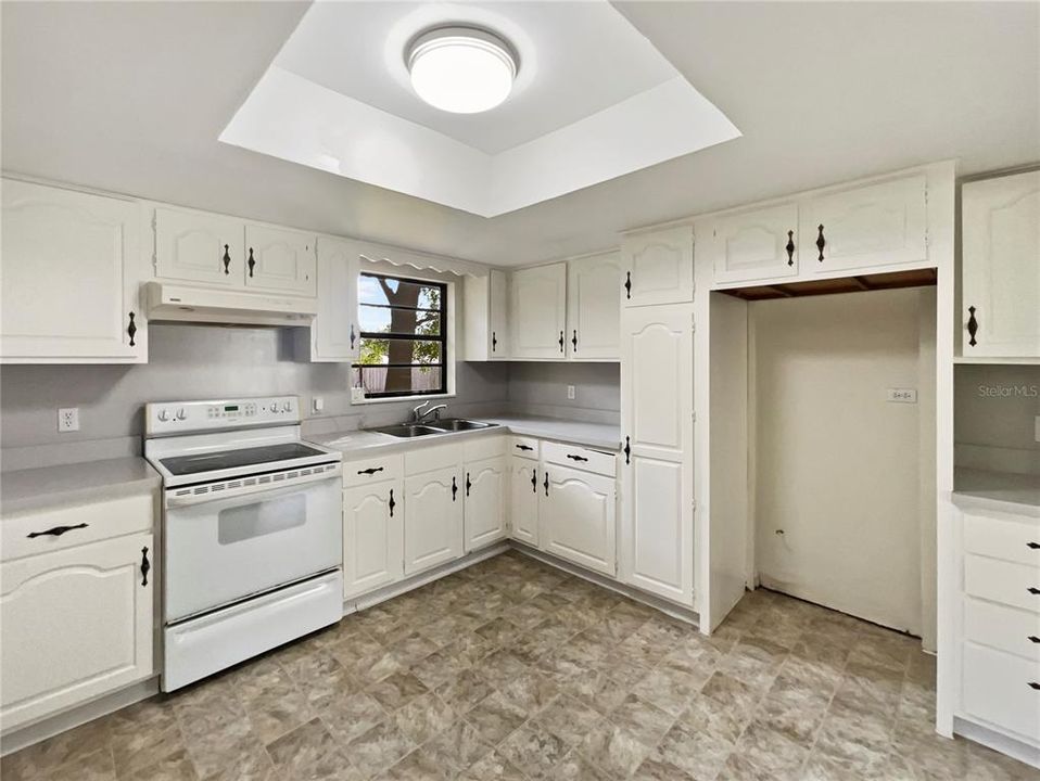 For Sale: $233,000 (2 beds, 1 baths, 1075 Square Feet)