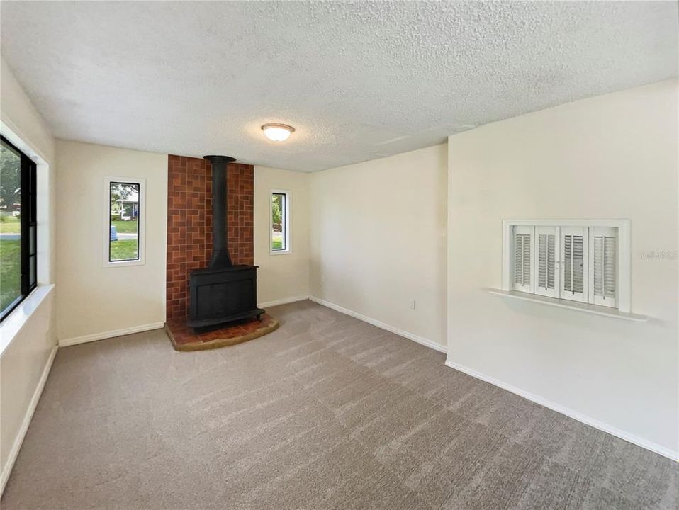 For Sale: $233,000 (2 beds, 1 baths, 1075 Square Feet)