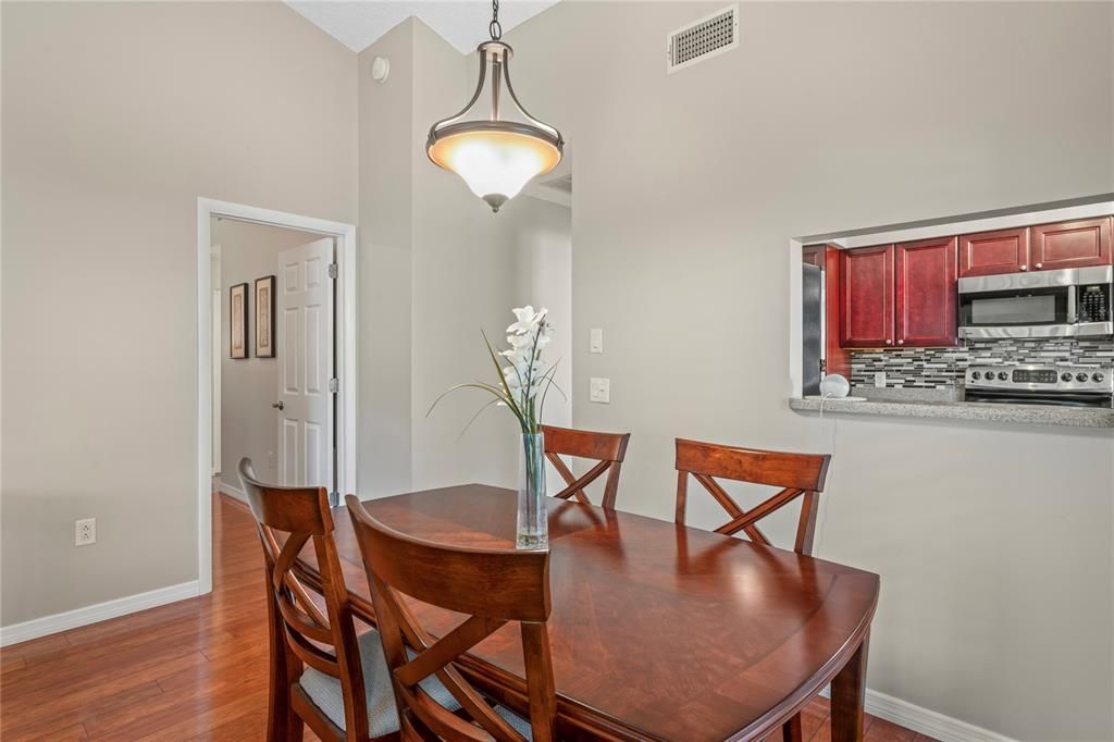 For Sale: $315,000 (2 beds, 2 baths, 1427 Square Feet)