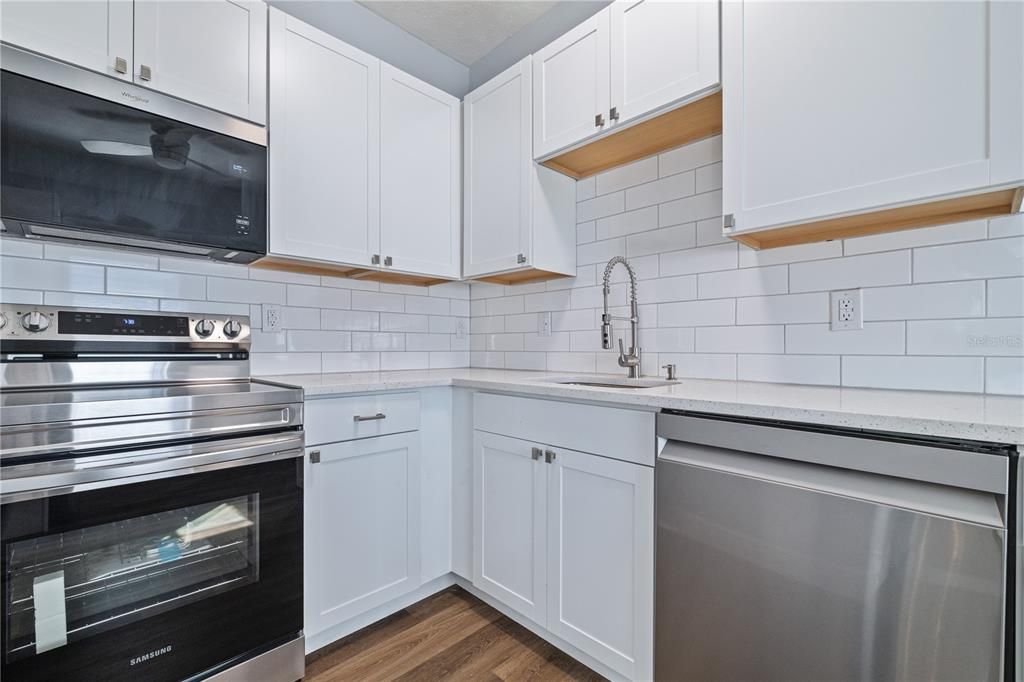 For Rent: $2,500 (2 beds, 1 baths, 922 Square Feet)