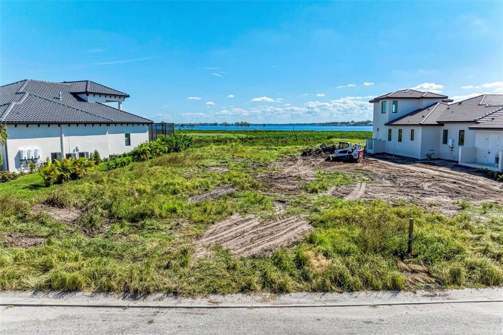 На продажу: $525,000 (0.31 acres)