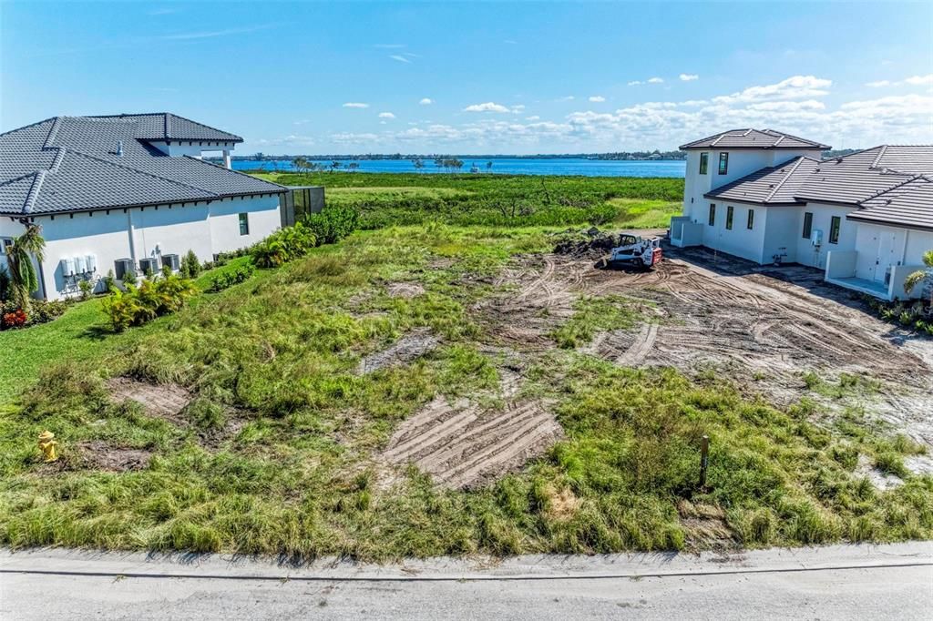 На продажу: $525,000 (0.31 acres)