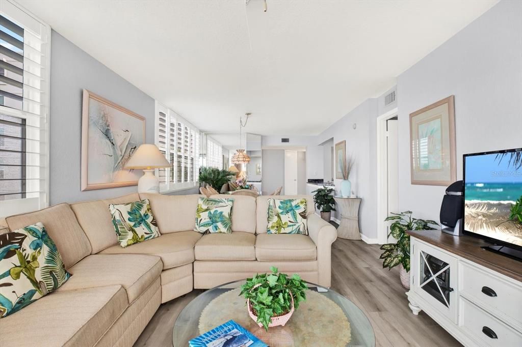 For Sale: $575,000 (2 beds, 2 baths, 1150 Square Feet)