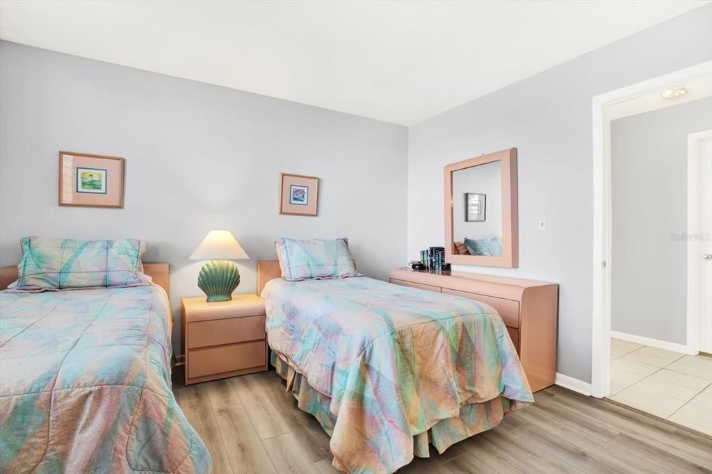 For Sale: $575,000 (2 beds, 2 baths, 1150 Square Feet)