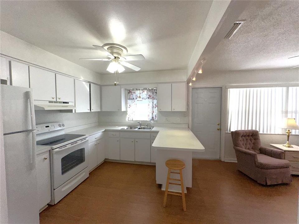 For Sale: $135,900 (2 beds, 2 baths, 1109 Square Feet)