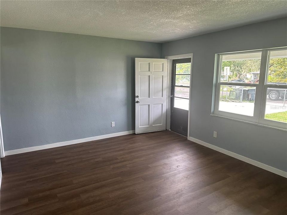 For Sale: $249,900 (2 beds, 1 baths, 1386 Square Feet)