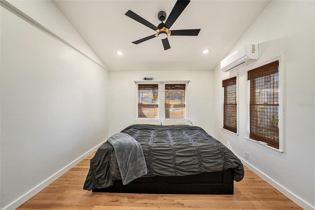 For Sale: $400,000 (2 beds, 1 baths, 912 Square Feet)